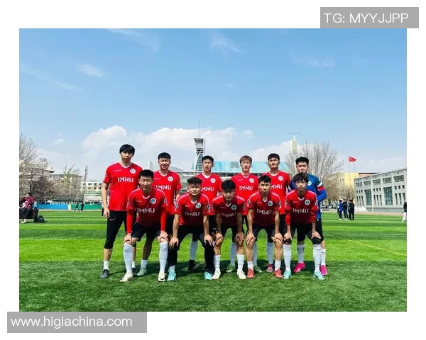 三位足球明星齐聚一堂,三种风格诠释足球魅力,展现男生独特个人特色 三位足球明星齐聚一堂,三种风格诠释足球魅力,展现男生独特个人特色